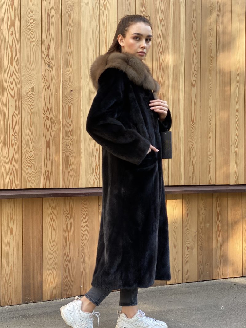 Шуба норковая, мех канадский, цвет черный, модель "Французское пальто", с поясом, капюшон с отделкой из меха баргузинского соболя